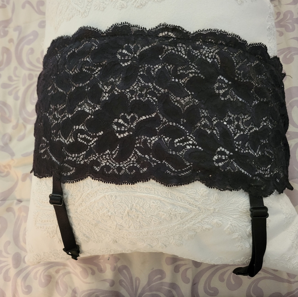 Black lace comfortable adjustable garter belt. Seduction brand, Sz L/XL
